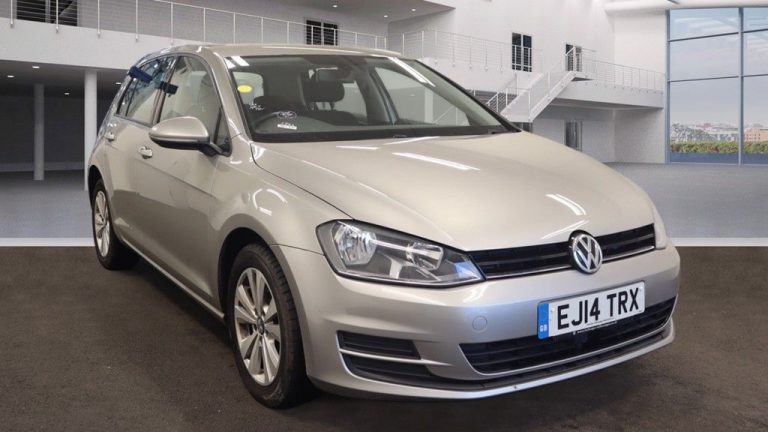 Used 2014 SILVER VOLKSWAGEN GOLF Hatchback 2.0 SE TDI BLUEMOTION TECHNOLOGY DSG 5DR AUTO 148 BHP DIESEL (reg. 2014-06-11) (Automatic) for sale in Stockport