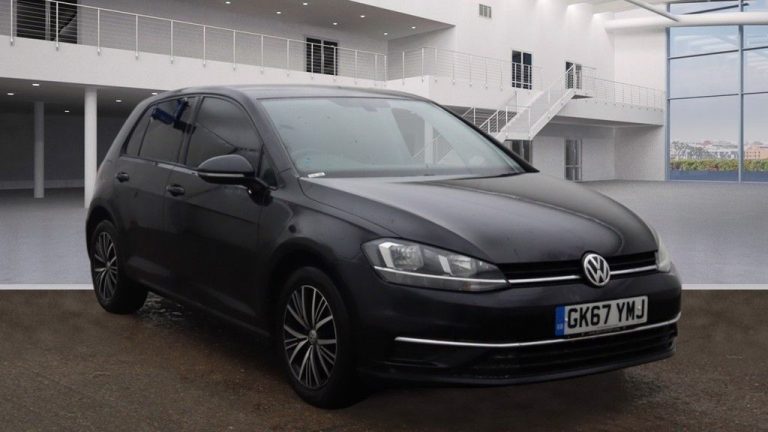 Used 2017 BLACK VOLKSWAGEN GOLF Hatchback 1.6 SE NAVIGATION TDI BLUEMOTION TECHNOLOGY DSG 5DR AUTO 114 BHP DIESEL (reg. 2017-09-15) (Automatic) for sale in Stockport
