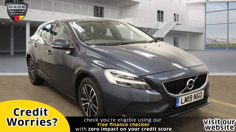 Used 2019 BLUE VOLVO V40 Hatchback 2.0 D2 MOMENTUM NAV PLUS 5d AUTO 118 BHP DIESEL (reg. 2019-03-14) (Automatic) for sale in Stockport