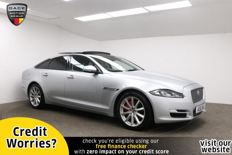 Used 2016 SILVER JAGUAR XJ Saloon 3.0 D V6 LUXURY 4d AUTO 296 BHP DIESEL (reg. 2016-03-03) (Automatic) for sale in Stockport